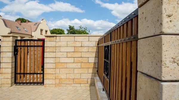 Semmelrock Bradstone Travero kerítésrendszer - Homoksárga
